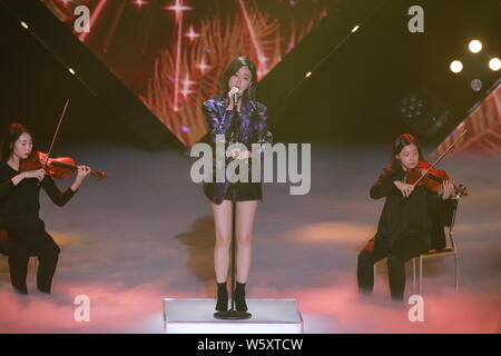 Koreanische Sängerin Kim So-ya, momonymously bekannt als Soja, der während der Koreanische Musik-TV-Serie "Die Show" in Seoul, Südkorea, 20 Novem Stockfoto