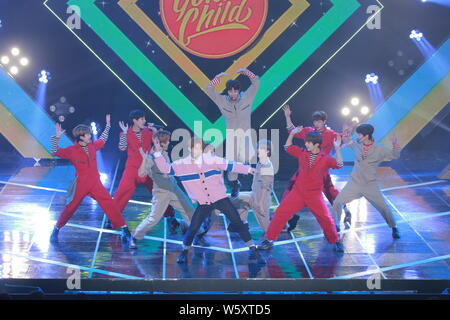 Mitglieder der Koreanischen junge Band, das Goldene Kind während der Koreanische Musik-TV-Serie "Die Show" in Seoul, Südkorea, 20. November 2018 durchführen. Stockfoto