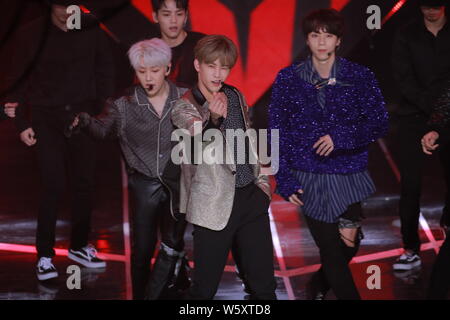 Mitglieder der Koreanischen junge Band Teufelskerl durchführen, während die Koreanische Musik-TV-Serie "Die Show" in Seoul, Südkorea, 20. November 2018. Stockfoto