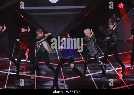 Mitglieder der Koreanischen junge Band Teufelskerl durchführen, während die Koreanische Musik-TV-Serie "Die Show" in Seoul, Südkorea, 20. November 2018. Stockfoto