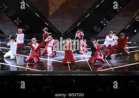 Mitglieder der Koreanischen junge Band 14 U durchführen, während die Koreanische Musik-TV-Serie "Die Show" in Seoul, Südkorea, 20. November 2018. Stockfoto