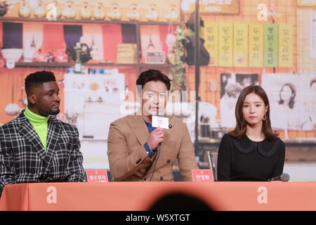 Koreanische Schauspielerin und Sängerin Shin Se-kyung, rechts, und ehemaliger südkoreanischer Fußballspieler Ahn Jung-hwan, Mitte, nehmen an einer Pressekonferenz für die Stockfoto