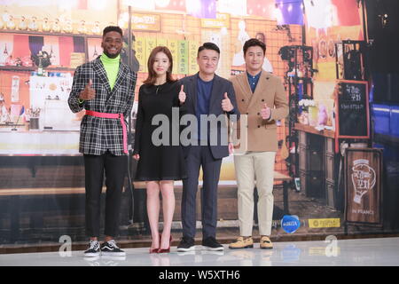 Koreanische Schauspielerin und Sängerin Shin Se-kyung, zweite Straße links, und ehemaliger südkoreanischer Fußballspieler Ahn Jung-hwan, Rechts, an einer Pressekonferenz fo Stockfoto