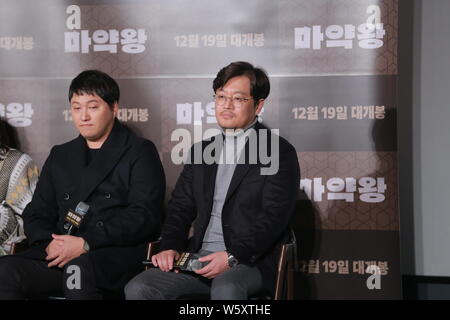 Koreanische Schauspieler Kim Dae-Myung, Links, und Regisseur Woo Min-ho an einer Pressekonferenz für neuen Film "König" in Seoul, Südkorea, 19. November Stockfoto