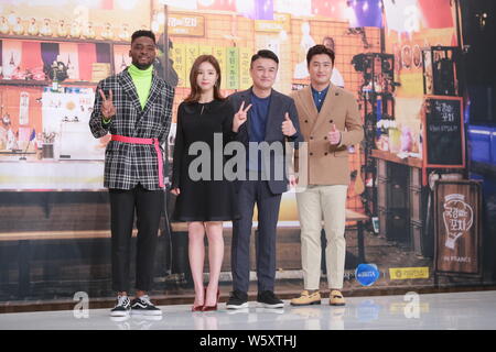 Koreanische Schauspielerin und Sängerin Shin Se-kyung, zweite Straße links, und ehemaliger südkoreanischer Fußballspieler Ahn Jung-hwan, Rechts, an einer Pressekonferenz fo Stockfoto
