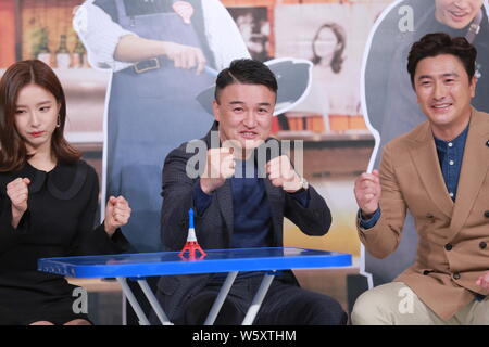 Koreanische Schauspielerin und Sängerin Shin Se-kyung, Links, und ehemaliger südkoreanischer Fußballspieler Ahn Jung-hwan, Rechts, an einer Pressekonferenz für die v Stockfoto