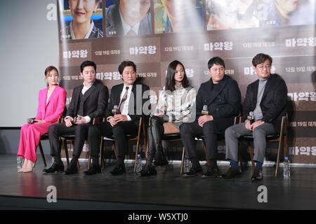 (Von links) Koreanische Schauspielerin Kim So-jin, Schauspieler Jo Jung-suk, Song Kang-ho, Schauspielerin Bae Doona, Schauspieler Kim Dae-Myung, und Regisseur Woo Min-ho teilnehmen Stockfoto