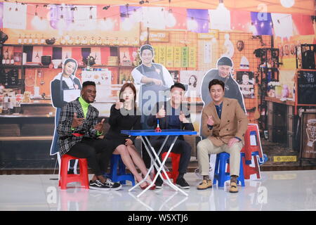 Koreanische Schauspielerin und Sängerin Shin Se-kyung, zweite Straße links, und ehemaliger südkoreanischer Fußballspieler Ahn Jung-hwan, Rechts, an einer Pressekonferenz fo Stockfoto