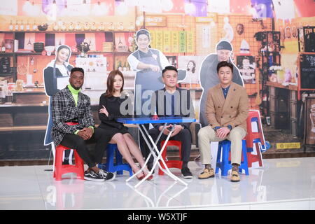 Koreanische Schauspielerin und Sängerin Shin Se-kyung, zweite Straße links, und ehemaliger südkoreanischer Fußballspieler Ahn Jung-hwan, Rechts, an einer Pressekonferenz fo Stockfoto