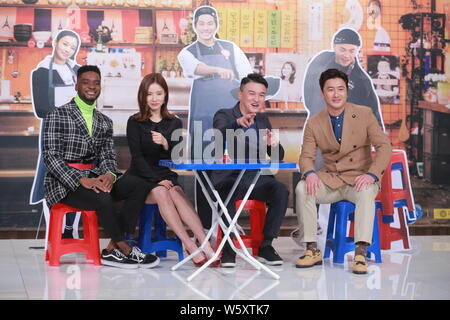 Koreanische Schauspielerin und Sängerin Shin Se-kyung, zweite Straße links, und ehemaliger südkoreanischer Fußballspieler Ahn Jung-hwan, Rechts, an einer Pressekonferenz fo Stockfoto