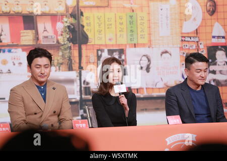 Koreanische Schauspielerin und Sängerin Shin Se-kyung, Mitte, und ehemaliger südkoreanischer Fußballspieler Ahn Jung-hwan, Links, eine Pressekonferenz für die Teilnahme Stockfoto