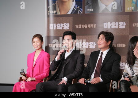 (Von links) Koreanische Schauspielerin Kim So-jin, Schauspieler Jo Jung-suk, Song Kang-ho, und Schauspielerin Bae Doona eine Pressekonferenz für neuen Film 'Drug Kin teilnehmen Stockfoto