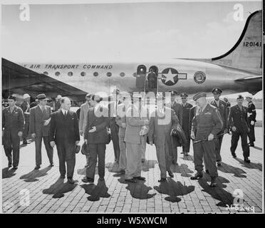 Kriegsminister Henry Stimson (Mitte) geht mit Gen. Floyd L. Parks am Flughafen Gatow in Berlin, Deutschland, wo Herr Stimson gerade angekommen hat der Potsdamer Konferenz zu besuchen. Stockfoto