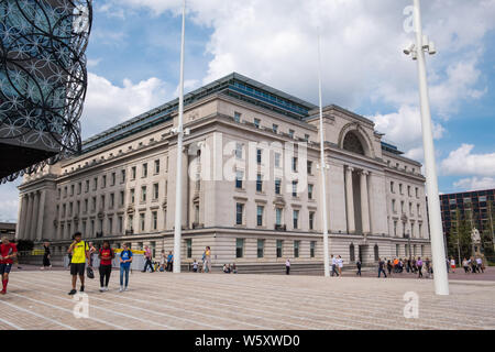 Kontrastierende Gebäude Baskerville Haus, Halle der Erinnerung und die Bibliothek von Birmingham im Centenary Square im Zentrum von Birmingham Stockfoto