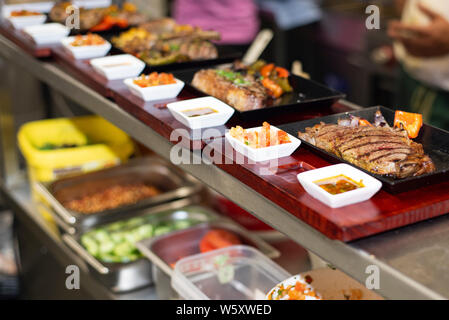 Doncaster, Großbritannien - 11 Mai 2019: Viele der Abendessen auf dem Regal in der Küche warten auf den Tisch am 11. Mai in La Boca Argenti genommen zu werden. Stockfoto