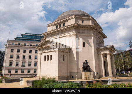 Kontrastierende Gebäude Baskerville Haus, Halle der Erinnerung und die Bibliothek von Birmingham im Centenary Square im Zentrum von Birmingham Stockfoto