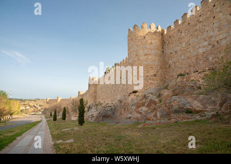 Alte Stadtmauer in der Altstadt von Avila, Spanien Stockfoto