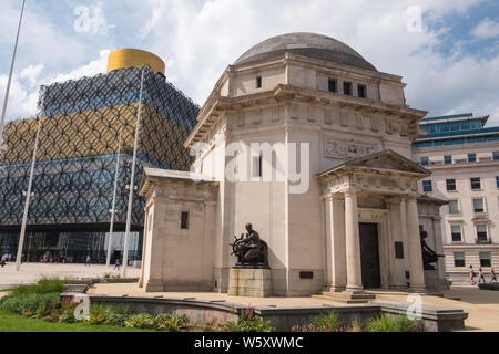 Kontrastierende Gebäude Baskerville Haus, Halle der Erinnerung und die Bibliothek von Birmingham im Centenary Square im Zentrum von Birmingham Stockfoto