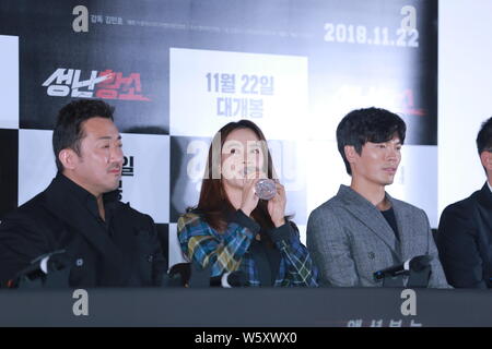 (Von links) Koreaner Schauspieler Ma Dong-seok, auch bekannt als Don Lee, südkoreanische Schauspielerin Song Ji-hyo, und Schauspieler Kim Sung-oh eine Presse conferen teilnehmen Stockfoto