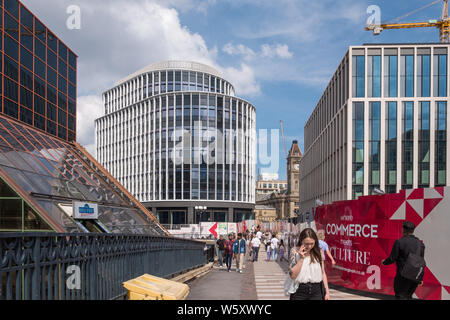 Blick entlang Centenary Art und Weise im Zentrum von Birmingham in der Bau des Paradieses weiter Stockfoto