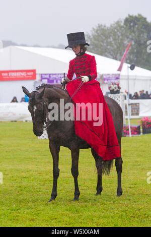 New Milton, Hampshire, UK. 30. Juli 2019. Menschenmassen strömen zu den ersten Tag des neuen Wald & Hampshire County Show auf einem nassen windigen matschig schlammigen Tag. Credit: Carolyn Jenkins/Alamy leben Nachrichten Stockfoto