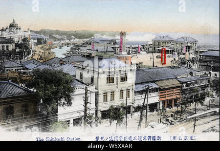 [1900s Japan Ginza und Shinbashi Station, Tokyo] - Blick auf Shinbashi (auch) Shimbashi Station in Tokio von Ginza. Der Kanal ist der Sanjukkenhorikawa (三十間堀川). 1953 (Showa 27), war es ausgefüllt und es hat jetzt völlig verschwunden. Entworfen vom amerikanischen Architekten Richard S. Bridgens (1819-1891), Shinbashi war der ursprüngliche Terminus Japans erste Eisenbahn, die Tokaido Linie, Yokohama mit Tokio. Es geöffnet war am 10. Oktober 1872 (Meiji 5) und named Shinbashi Teishajo. 20. jahrhundert alte Ansichtskarte. Stockfoto