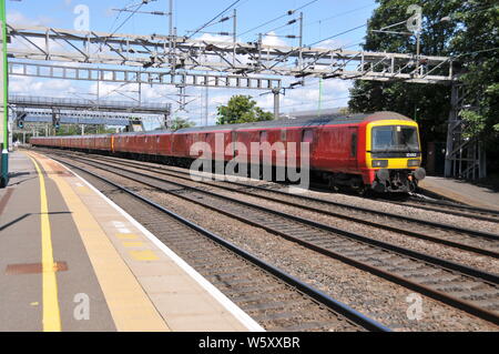 12 Auto Klasse 325 Royal Mail Zug fährt durch Rugeley Trent Talstation Stockfoto