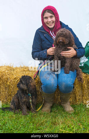 New Milton, Hampshire, UK. 30. Juli 2019. Menschenmassen strömen zu den ersten Tag des neuen Wald & Hampshire County Show auf einem nassen windigen matschig schlammigen Tag. Credit: Carolyn Jenkins/Alamy leben Nachrichten Stockfoto