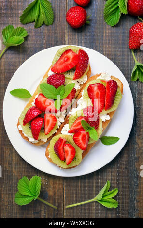 Sandwiches mit Erdbeeren und Kiwis, Ansicht von oben Stockfoto