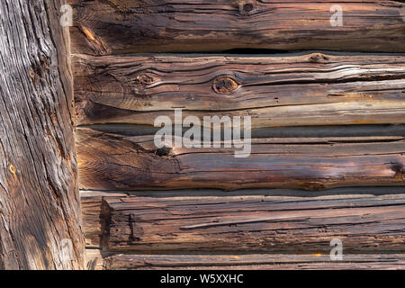 Hintergrund Textur von altes verwittertes Holz verkleidet auf eine Mauer mit natürlichen getrockneten Brettern von gerissenen und knorrigen Holz in einem Full Frame anzeigen Stockfoto