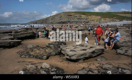 RNLI Rettungsschwimmer am Strand mit einer Familie Stockfoto