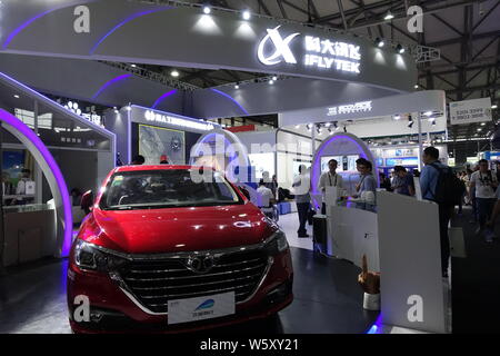 ---- Leute besuchen Sie den Stand von iFlytek, Chinas größtes Spracherkennung Firma, während einer Messe in Shanghai, China, 26. Juli 2018. Chines Stockfoto