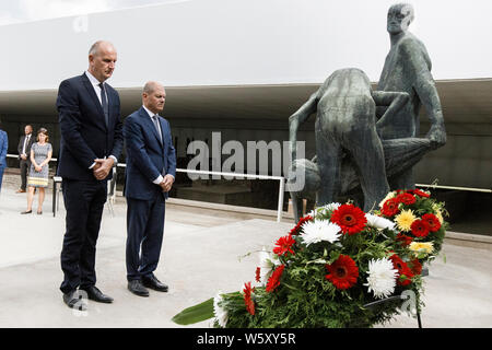 Oranienburg, Deutschland. 30. Juli, 2019. Olaf Scholz (l, SPD), Bundesfinanzminister und Dietmar Woidke (r, SPD), Ministerpräsident von Brandenburg, stand vor zwei Kränze nach ihrer Festlegung in der 'Station Z' in der Gedenkstätte Sachsenhausen. Nach Angaben der Staatskanzlei, ein Besuch ist auch über einen Austausch auf, wie Gedenkstätten mit ihrer Arbeit dazu beitragen, den Kampf gegen die Feindschaft gegen die Demokratie. Credit: Carsten Koall/dpa/Alamy leben Nachrichten Stockfoto