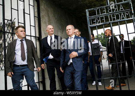 Oranienburg, Deutschland. 30. Juli, 2019. Alexander Laesicke (l, nicht-Party), Bürgermeister von Oranienburg, Dietmar Woidke (SPD), Ministerpräsident des Landes Brandenburg, und Olaf Scholz (SPD), Bundesminister der Finanzen, Besuch der Gedenkstätte Sachsenhausen. Nach Angaben der Staatskanzlei, der Zweck dieses Besuchs ist auch Informationen darüber, wie Gedenkstätten mit ihrer Arbeit dazu beitragen, den Kampf gegen die Feindschaft gegen Demokratie auszutauschen. Credit: Carsten Koall/dpa/Alamy leben Nachrichten Stockfoto