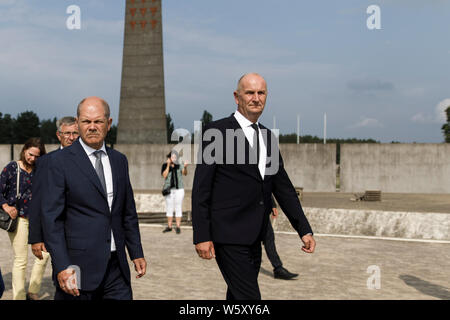 Oranienburg, Deutschland. 30. Juli, 2019. Olaf Scholz (l, SPD), Bundesfinanzminister und Dietmar Woidke (r, SPD), Ministerpräsident des Landes Brandenburg, Besuch der Gedenkstätte Sachsenhausen. Nach Angaben der Staatskanzlei gehört dazu auch ein Austausch von Informationen, wie Gedenkstätten mit ihrer Arbeit dazu beitragen, den Kampf gegen die Feindschaft gegen die Demokratie. Credit: Carsten Koall/dpa/Alamy leben Nachrichten Stockfoto