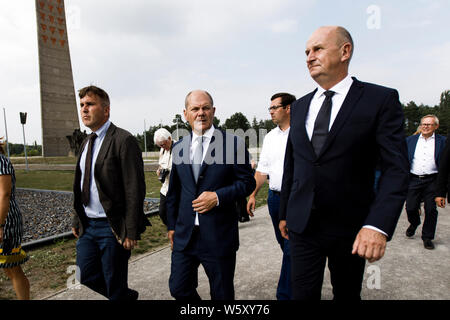 Oranienburg, Deutschland. 30. Juli, 2019. Alexander Laesicke (l, nicht-Party), Bürgermeister von Oranienburg, Olaf Scholz (SPD), Bundesfinanzminister und Dietmar Woidke (r, SPD), Ministerpräsident des Landes Brandenburg, Besuch der Gedenkstätte Sachsenhausen. Nach Angaben der Staatskanzlei, der Zweck dieses Besuchs ist auch Informationen darüber, wie Gedenkstätten mit ihrer Arbeit dazu beitragen, den Kampf gegen die Feindschaft gegen Demokratie auszutauschen. Credit: Carsten Koall/dpa/Alamy leben Nachrichten Stockfoto