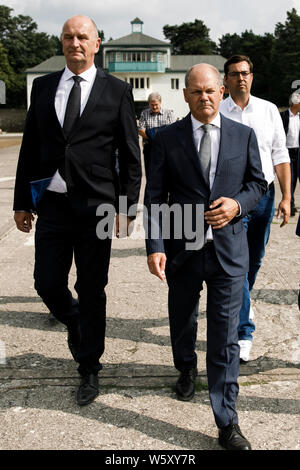 Oranienburg, Deutschland. 30. Juli, 2019. Olaf Scholz (r, SPD), Bundesfinanzminister und Dietmar Woidke (l, SPD), Ministerpräsident des Landes Brandenburg, die KZ-Gedenkstaette Sachsenhausen besuchen. Nach Angaben der Staatskanzlei gehört dazu auch ein Austausch von Informationen, wie Gedenkstätten mit ihrer Arbeit dazu beitragen, den Kampf gegen die Feindschaft gegen die Demokratie. Credit: Carsten Koall/dpa/Alamy leben Nachrichten Stockfoto