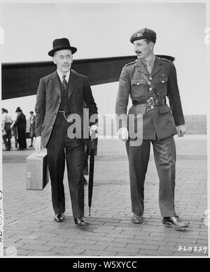 Sir Alexander Cadogan, ständiger Staatssekretär im britischen Außenministerium, und Oberst David Bevan (rechts) der britischen Armee, lassen Flughafen Gatow in Berlin für die Potsdamer Konferenz. Stockfoto