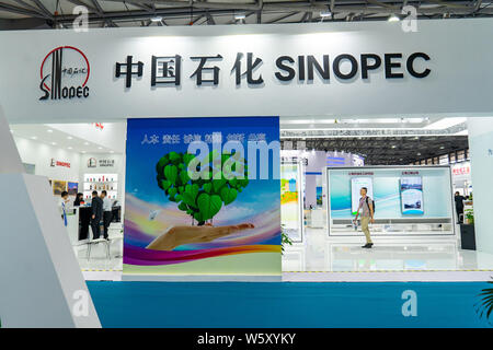 ---- Leute besuchen Sie den Stand von China Petroleum und Chemical Corporation (sinopec) während der Expo in Shanghai, China, 19. September 2018. China's p Stockfoto