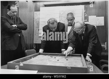 Lage Zimmer: Walt Rostow zeigt Präsident Lyndon B. Johnson ein Modell der Khe Sanh Bereich; Geltungsbereich und Inhalt: Lage: das Weiße Haus Lage Zimmer. Dargestellt: Pressesprecher Georg Christian, Präsident Lyndon B. Johnson, General Robert Ginsberg, Walt Rostow. Stockfoto