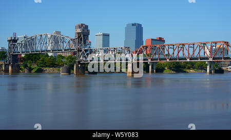 Little Rock, Hauptstadt von Arkansas, USA. Skyline mit Arkansas River tagsüber im Sommer, die langen Belichtungszeit. Stockfoto