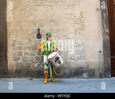 Ein junger Mann im Mittelalter Gewandung und Kostüme spielt die Drums während der Palio in Siena, Italien Stockfoto