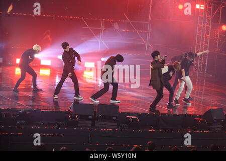 Mitglieder der Koreanischen junge Band iKon durchführen, während die 2018 MBN Hero Konzert in Seoul, Südkorea, 23. November 2018. Stockfoto
