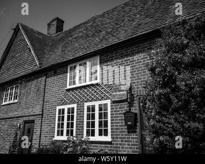 Cottage mit Rosen, Chiltern Hills AONB, aldworth Dorf, Berkshire, England, UK, GB. Stockfoto