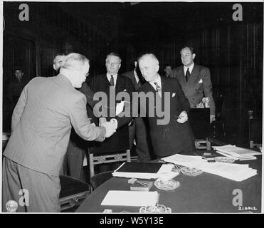 Sowjetischen Außenminister Wjatscheslaw Molotow, Links, schüttelt Hände mit Außenminister James Byrnes vor dem Beginn einer Sitzung der Potsdamer Konferenz in Potsdam, Deutschland. Stockfoto