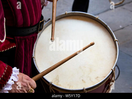 Ein junger Mann im Mittelalter Gewandung und Kostüme spielt die Drums während der Palio in Siena, Italien Stockfoto