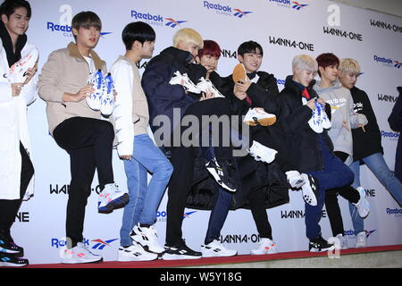 Mitglieder der Koreanischen junge Band will man an einer Werbeveranstaltung für Reebok in Seoul, Südkorea, 11. November 2018. Stockfoto