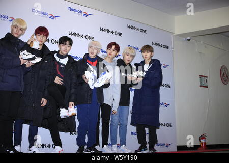 Mitglieder der Koreanischen junge Band will man an einer Werbeveranstaltung für Reebok in Seoul, Südkorea, 11. November 2018. Stockfoto