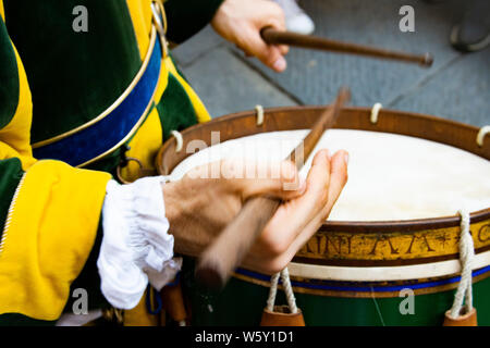 Ein junger Mann im Mittelalter Gewandung und Kostüme spielt die Drums während der Palio in Siena, Italien Stockfoto