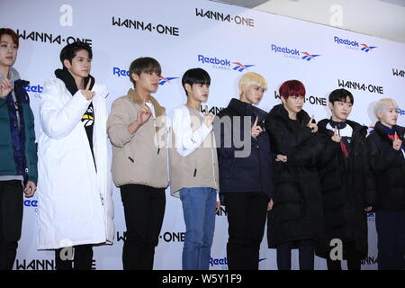 Mitglieder der Koreanischen junge Band will man an einer Werbeveranstaltung für Reebok in Seoul, Südkorea, 11. November 2018. Stockfoto